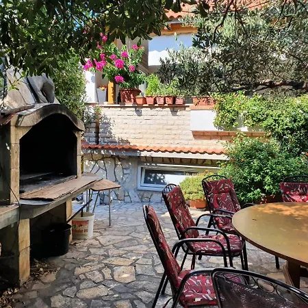 Apartmenthaus Apartamento Rab Town